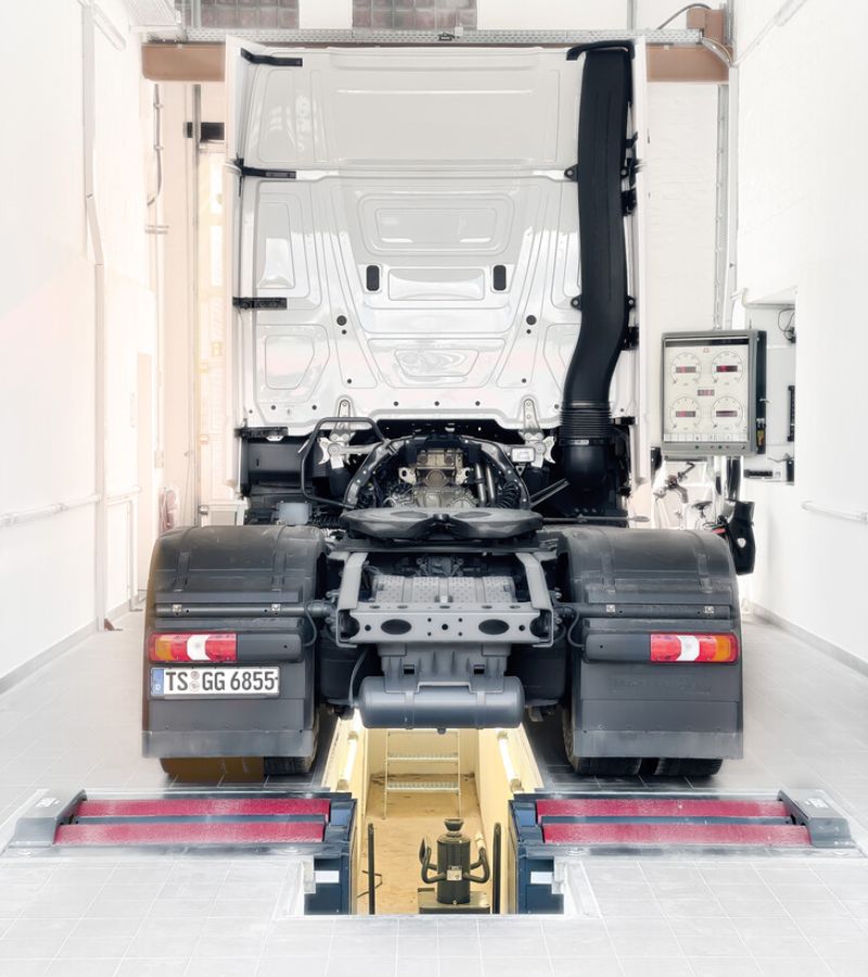 LKW auf Bremsprüfstand
