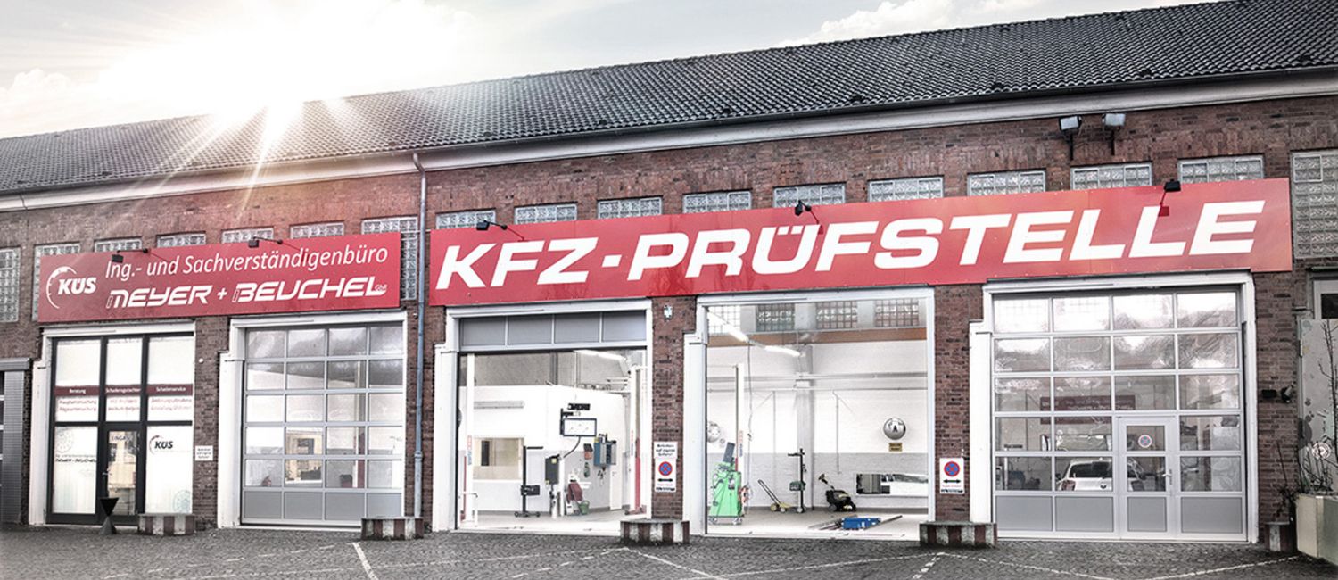 Symbolbild LKW/Autotransporter auf Autobahn