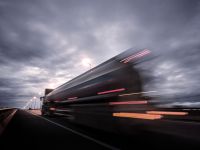 Tanklastzug auf Autobahn (Symbolbild)