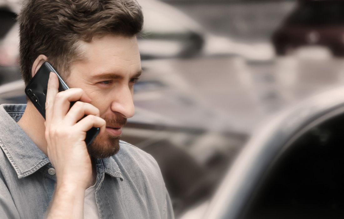 Telefonierender Mann (Symbolbild)
