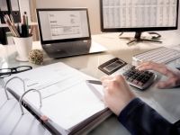 Büro / Schreibtisch mit Unterlagen und Taschenrechner