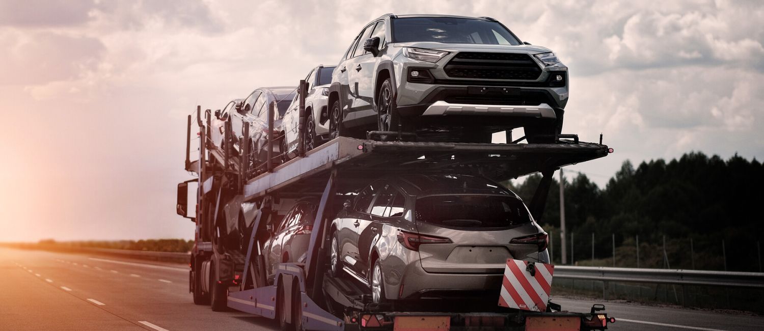 Symbolbild LKW/Autotransporter auf Autobahn